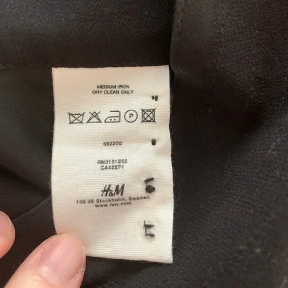 Karl Lagerfeld for H&M black pleated buttoned skirt, NEW, size 34/US 4 - Picture 6 of 6